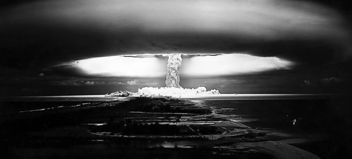 1963 الولايات المتحدة تصادق على معاهدة للحد من التجارب النووية.
