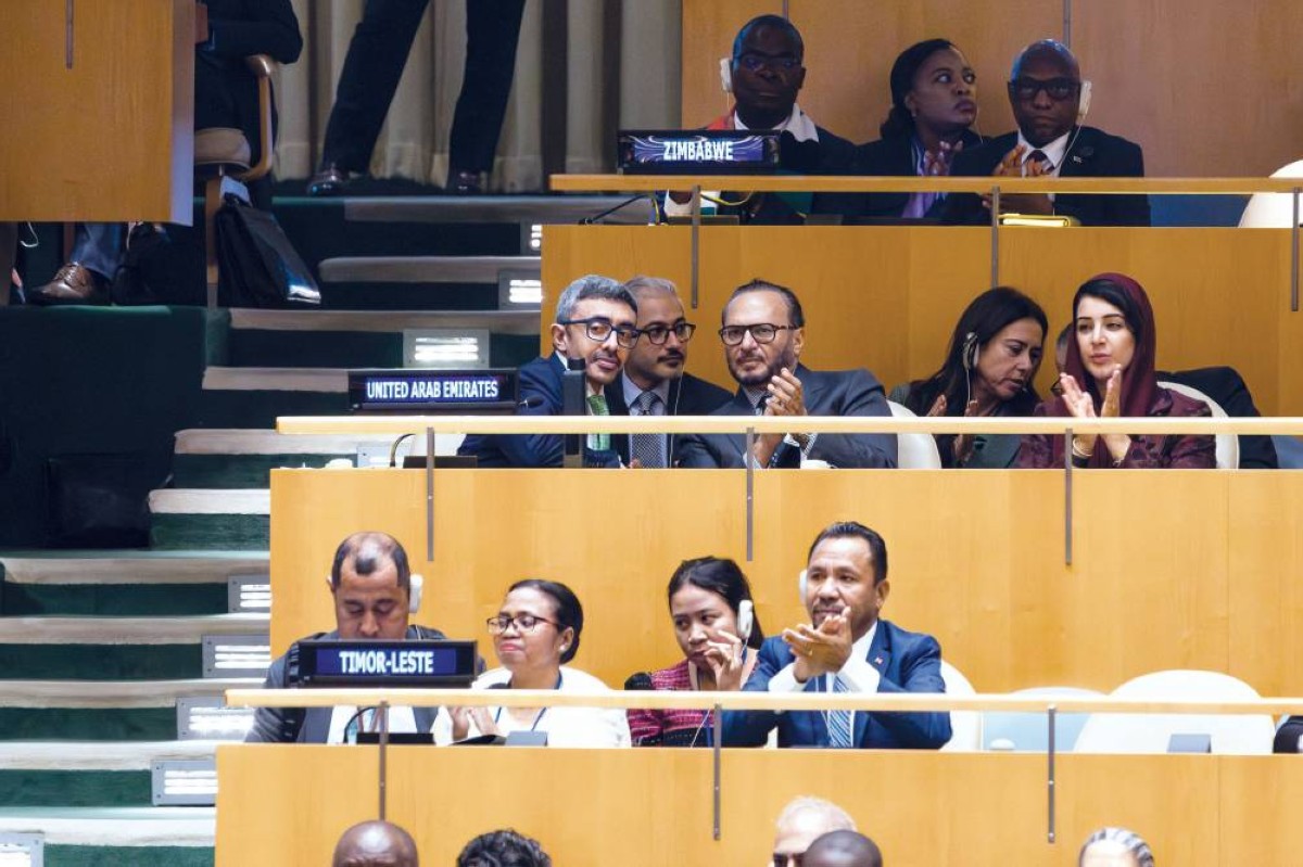 عبدالله بن زايد خلال المؤتمر بحضور أنور قرقاش وريم الهاشمي ولانا نسيبة ومحمد بوشهاب