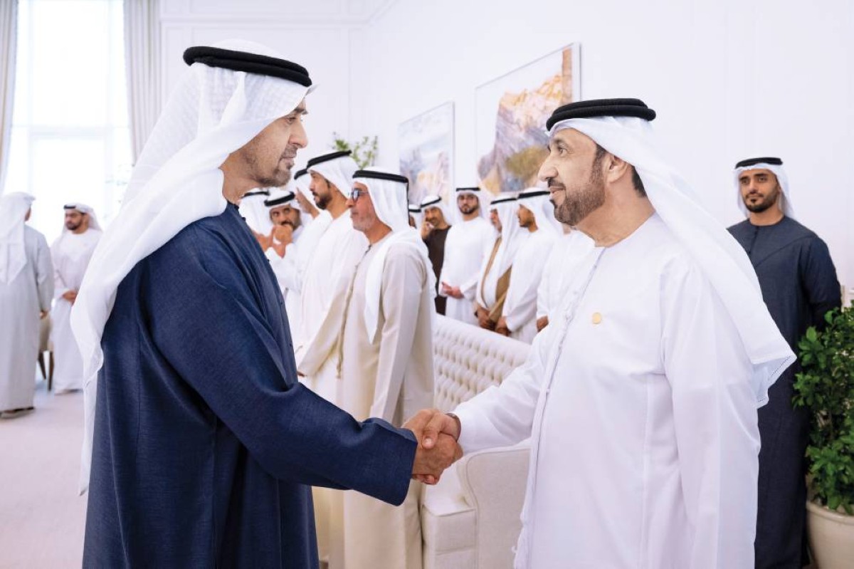 محمد بن زايد مصافحاً محمد اليماحي بحضور حمدان بن زايد وحمدان وزايد بن محمد بن زايد ونهيان بن مبارك