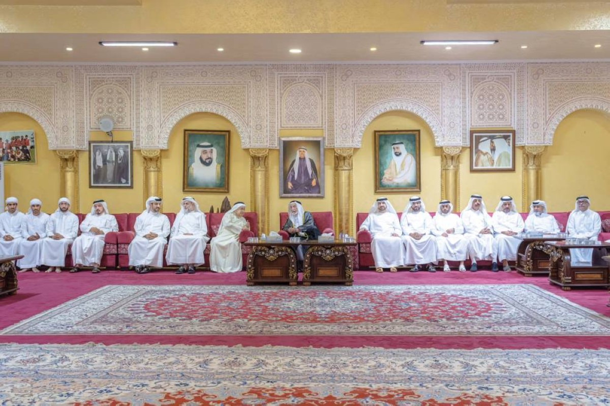 سلطان القاسمي خلال تقديم واجب العزاء بحضور سلطان بن محمد بن سلطان وعبدالله بن سالم وسلطان بن أحمد 
