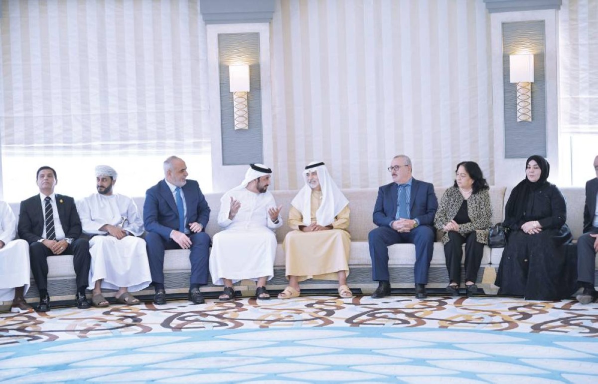 نهيان بن مبارك خلال لقائه محمد اليماحي ووفد البرلمان العربي