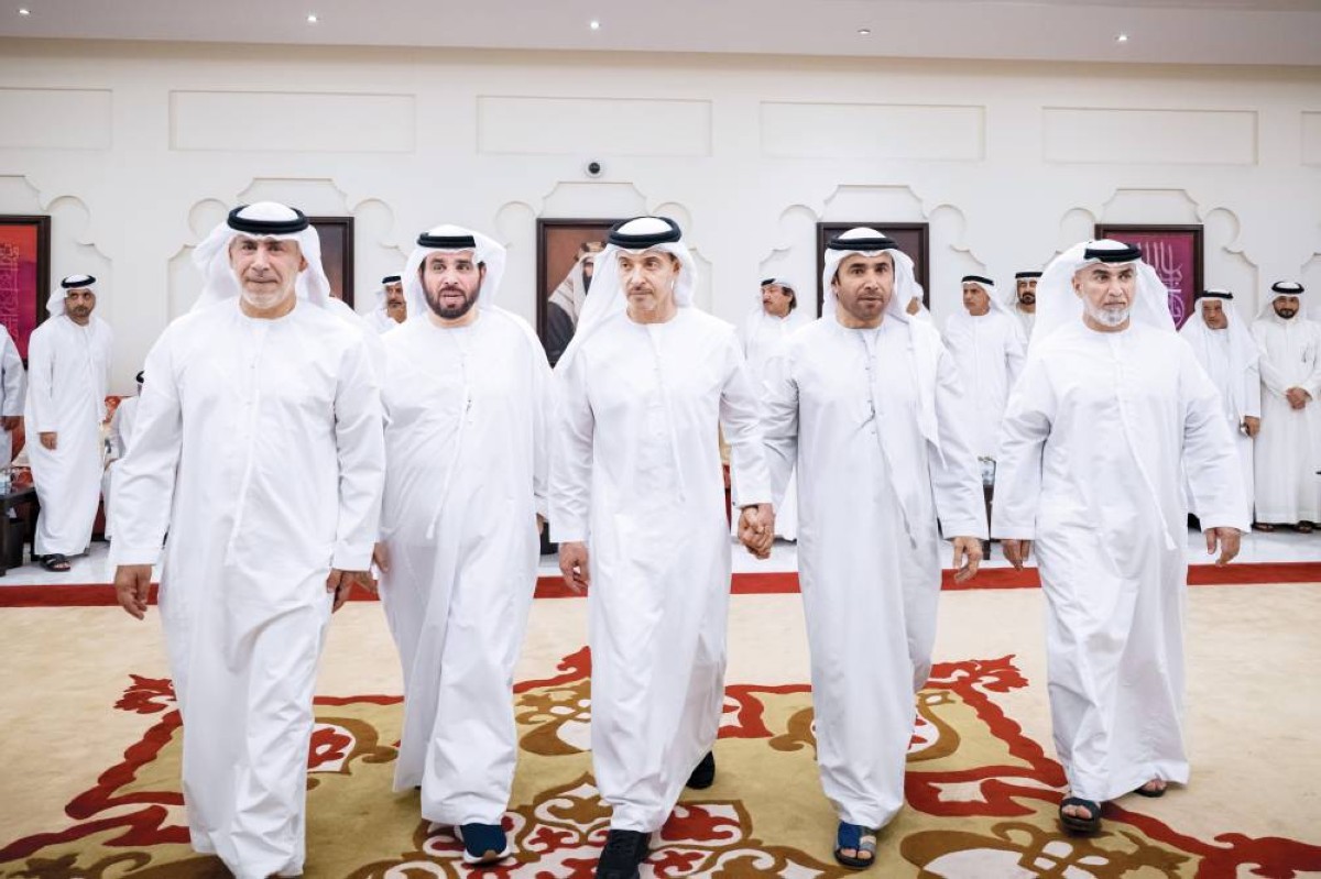 هزاع بن زايد لدى وصوله لتقديم واجب العزاء وفي استقباله أحمد الريسي