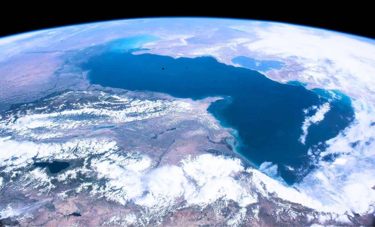 كارثة بيئية تهز العالم.. أحد أكبر بحار العالم يحتضر