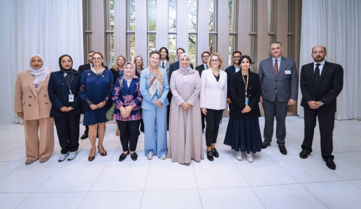 آمنة الضحاك تتوسط المشاركين في المجلس