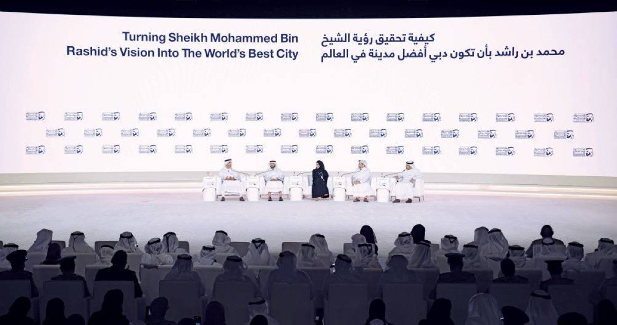 عبدالله البسطي ومروان بن غليطة وعائشة ميران وعمر بوشهاب وعامر شريف خلال الجلسة 