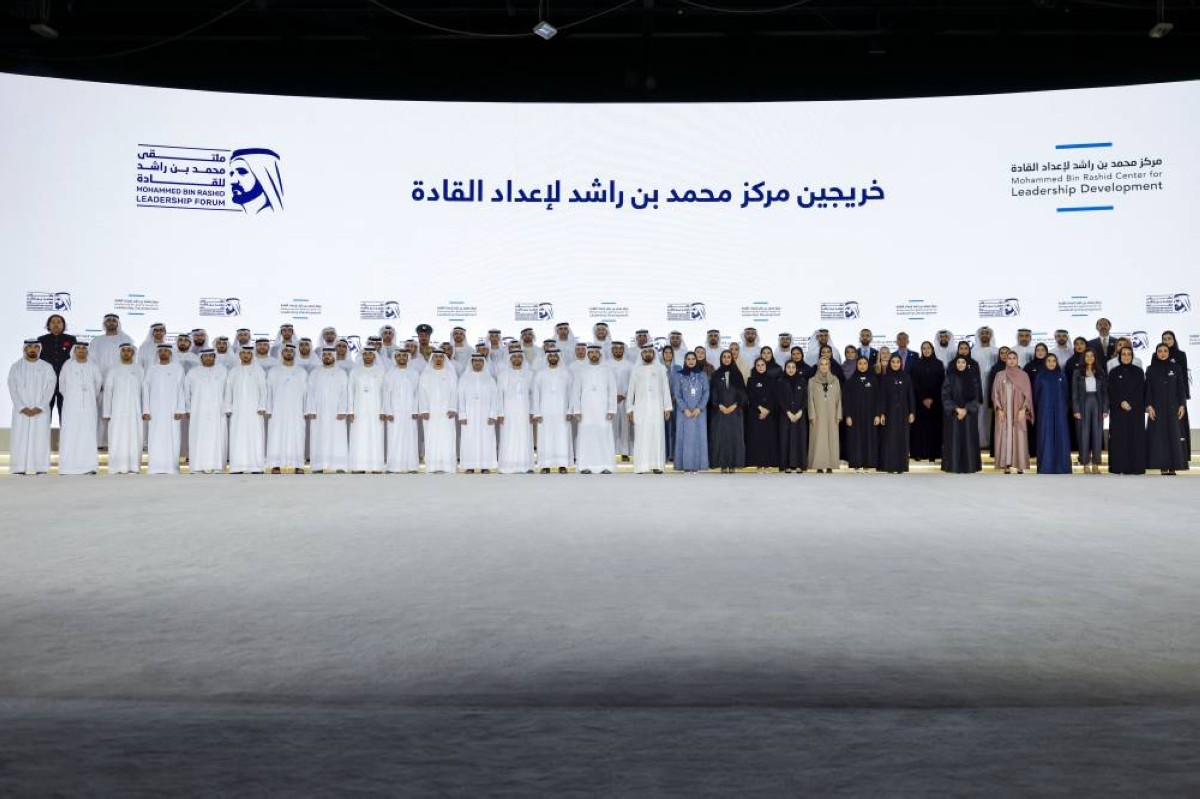 محمد بن راشد وحمدان بن محمد يتوسطان خريجي مركز محمد بن راشد لإعداد القادة