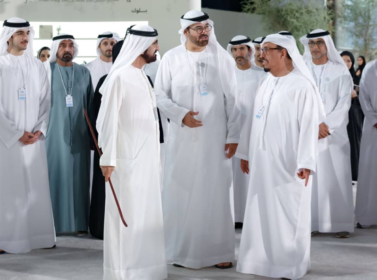 محمد بن راشد خلال الملتقى بحضور أحمد بن سعيد ومحمد بن راشد بن محمد ومحمد القرقاوي وضاحي خلفان