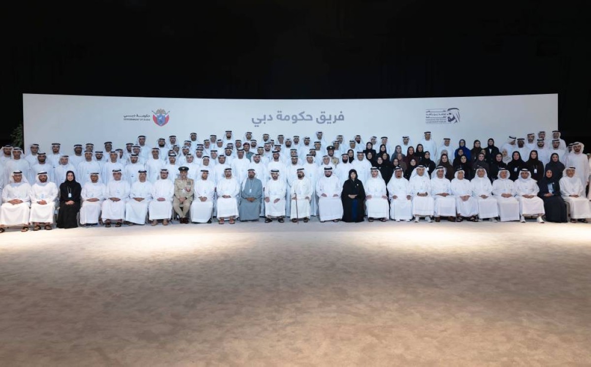 محمد بن راشد في لقطة جماعية مع فريق حكومة دبي بحضور حمدان وأحمد بن محمد وأحمد بن سعيد ولطيفة بنت محمد ومحمد بن راشد بن محمد
