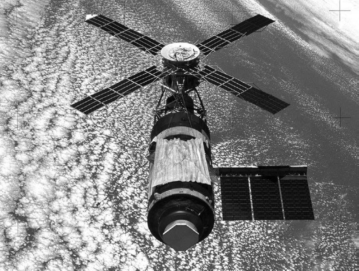 1973 عودة مركبة الفضاء الأمريكية «سكاي لاب» بعد دورانها حول الأرض لـ 59 يوماً.
