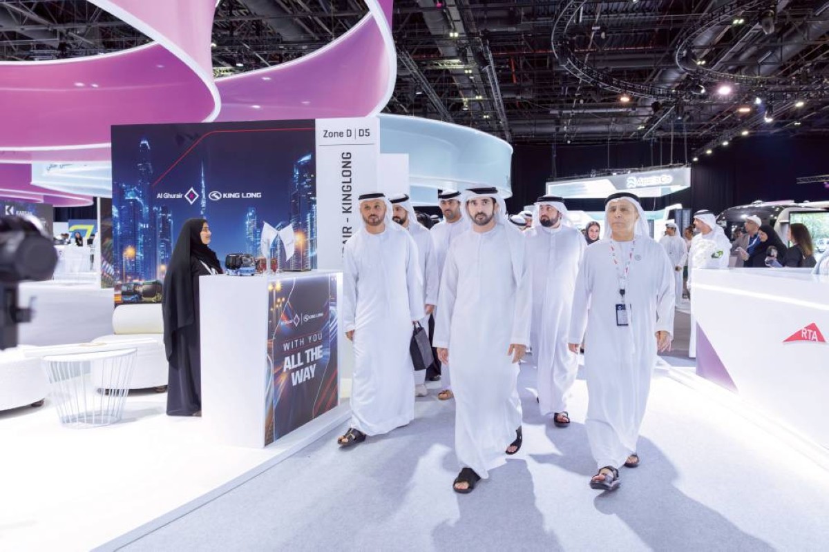 حمدان بن محمد وأحمد بن محمد خلال جولة في المعرض بحضور مطر الطاير 