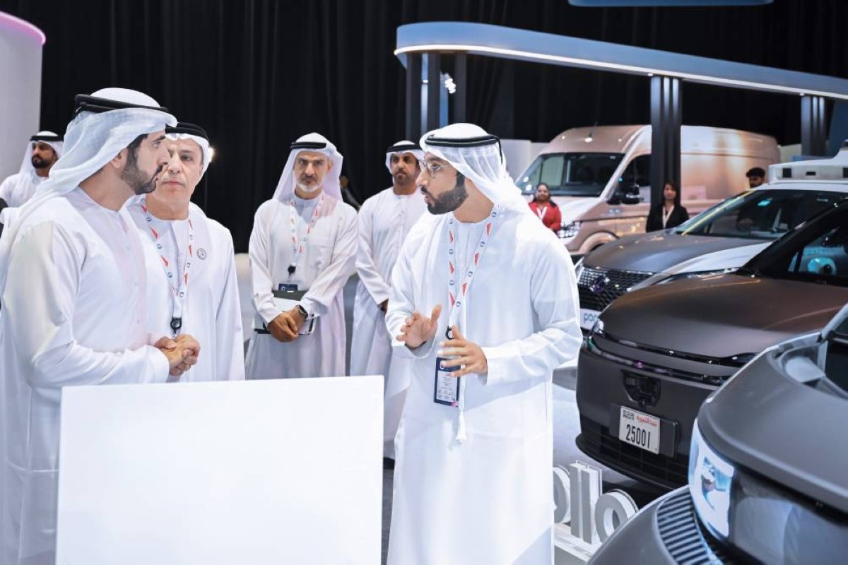 حمدان بن محمد يستمع إلى شرح عن التنقل ذاتي القيادة بحضور مطر الطاير وأحمد بهروزيان
