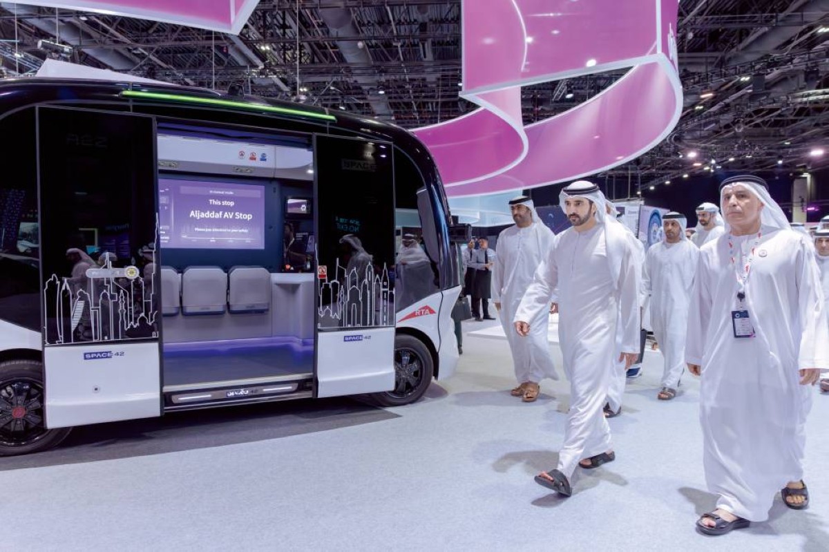 سموه خلال جولته في معرض دبي العالمي للتنقل ذاتي القيادة بحضور عمر العلماء ومطر الطاير
