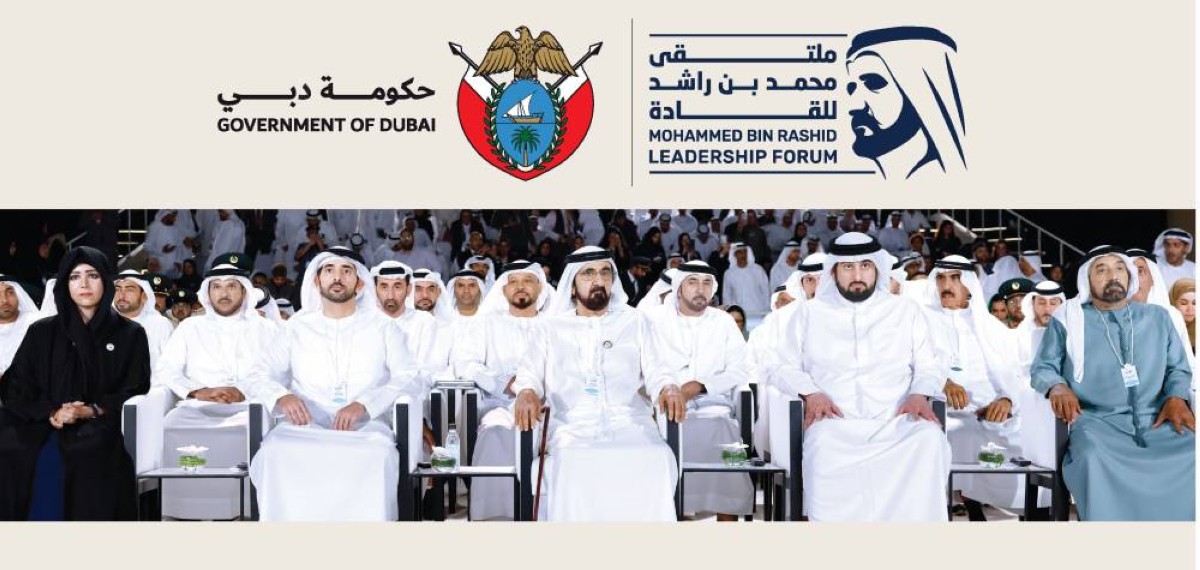 محمد بن راشد خلال الملتقى بحضور حمدان وأحمد بن محمد وأحمد بن سعيد ولطيفة بنت محمد والمسؤولين 


