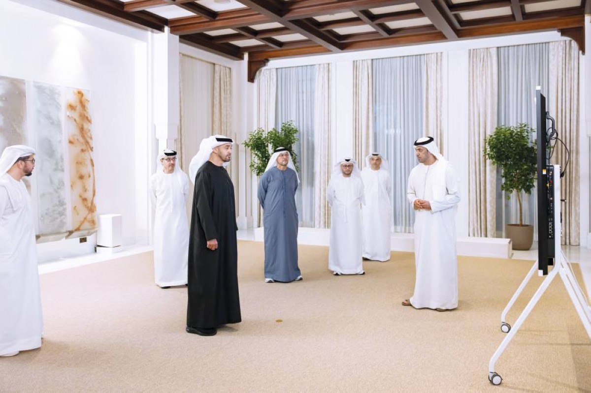 محمد بن زايد خلال عرض خطط التطوير السكني في أبوظبي بحضور حمدان وهزاع بن زايد ومحمد الشرفا وحمد المهيري 