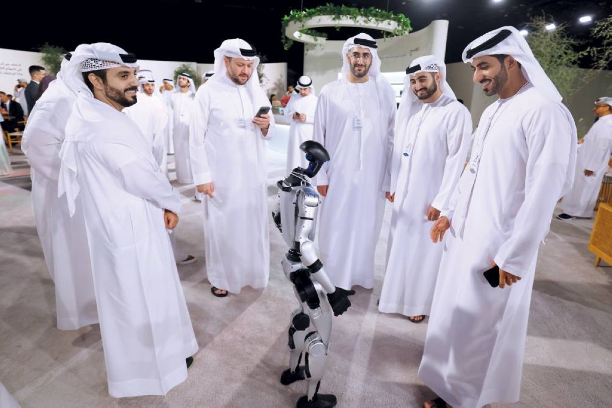 الروبوت راشد متجولاً في أروقة الملتقى للترحيب بالضيوف 


