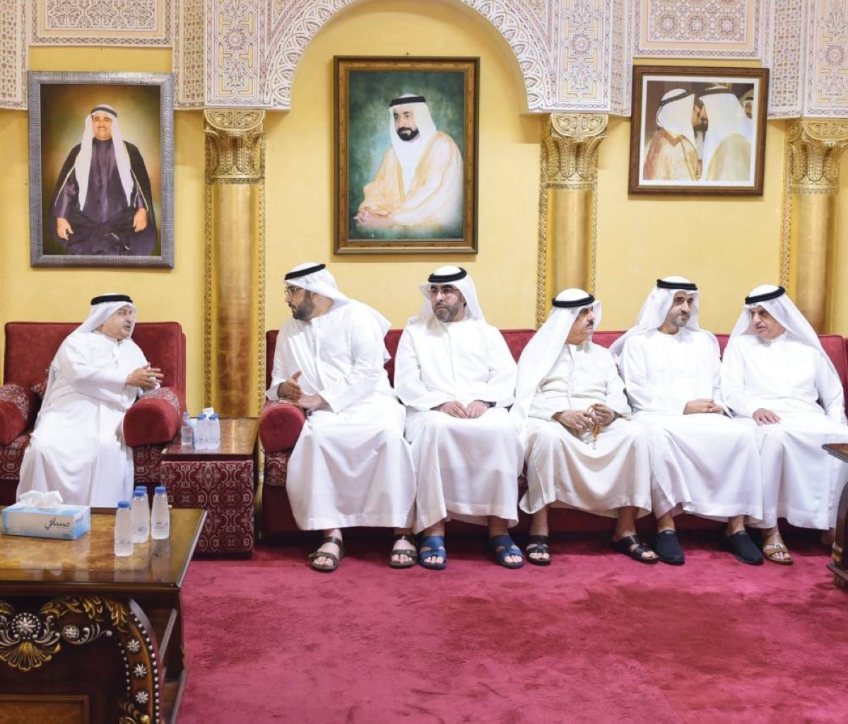 راشد وأحمد بن سعود خلال تقديم واجب العزاء
