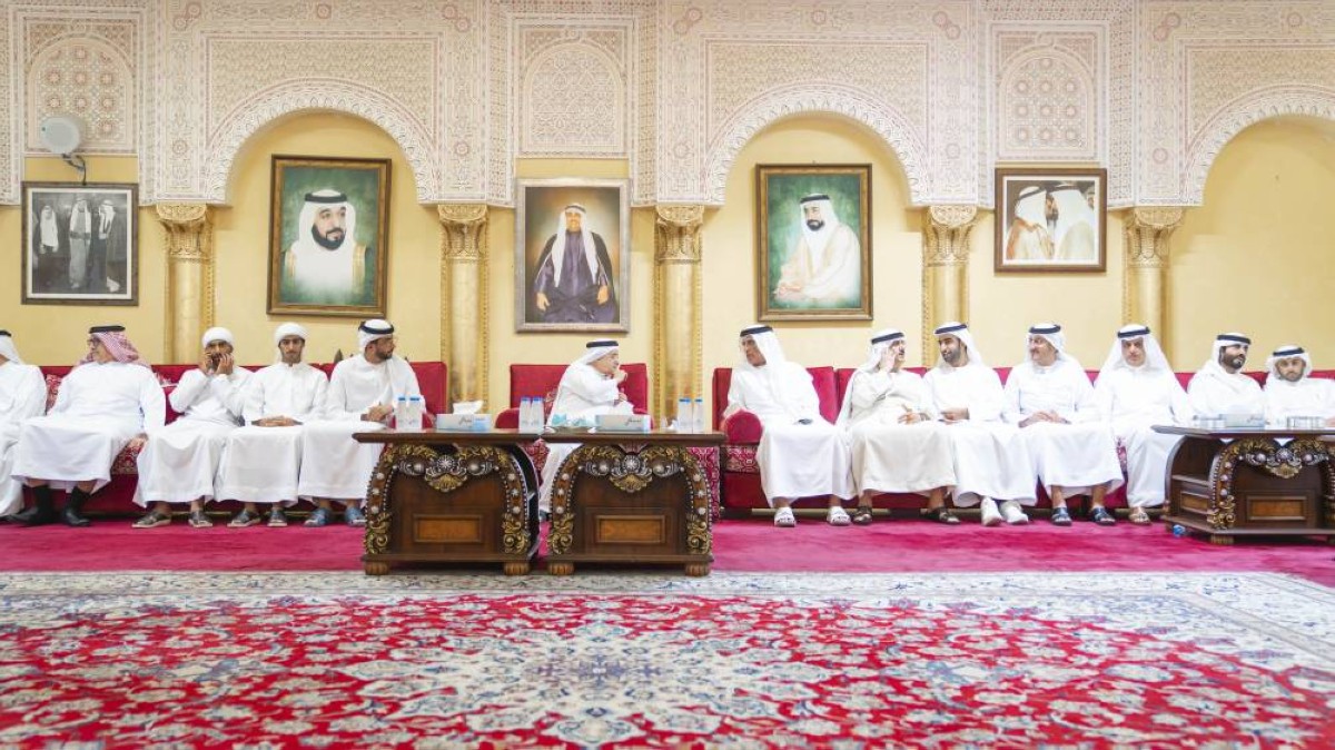 سعود بن صقر خلال تقديم واجب العزاء إلى فيصل بن خالد القاسمي 