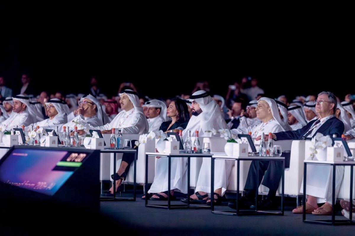 أحمد بن محمد خلال افتتاح المؤتمر بحضور ضاحي خلفان ومطر الطاير وعبدالله آل خليفة وسول رشيدي وكبار المسؤولين والخبراء في التنقل ذاتي القيادة 
