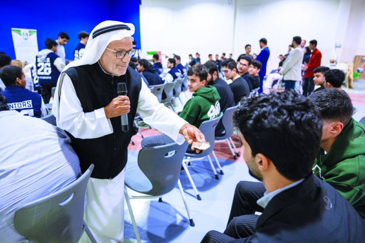 النوخذة صالح حنبلوه خلال اللقاء التراثي مع الطلبة 