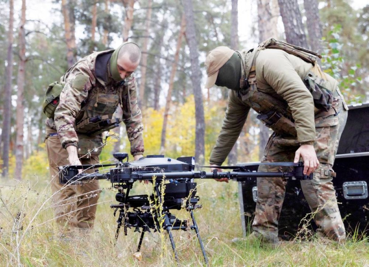 جنديان أوكرانيان يُجهّزان طائرة بدون طيار من طراز «فامباير» في منطقة خاركيف 