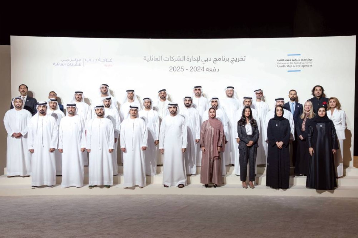 حمدان بن محمد مع خريجي برنامج دبي لإدارة الشركات العائلية 
