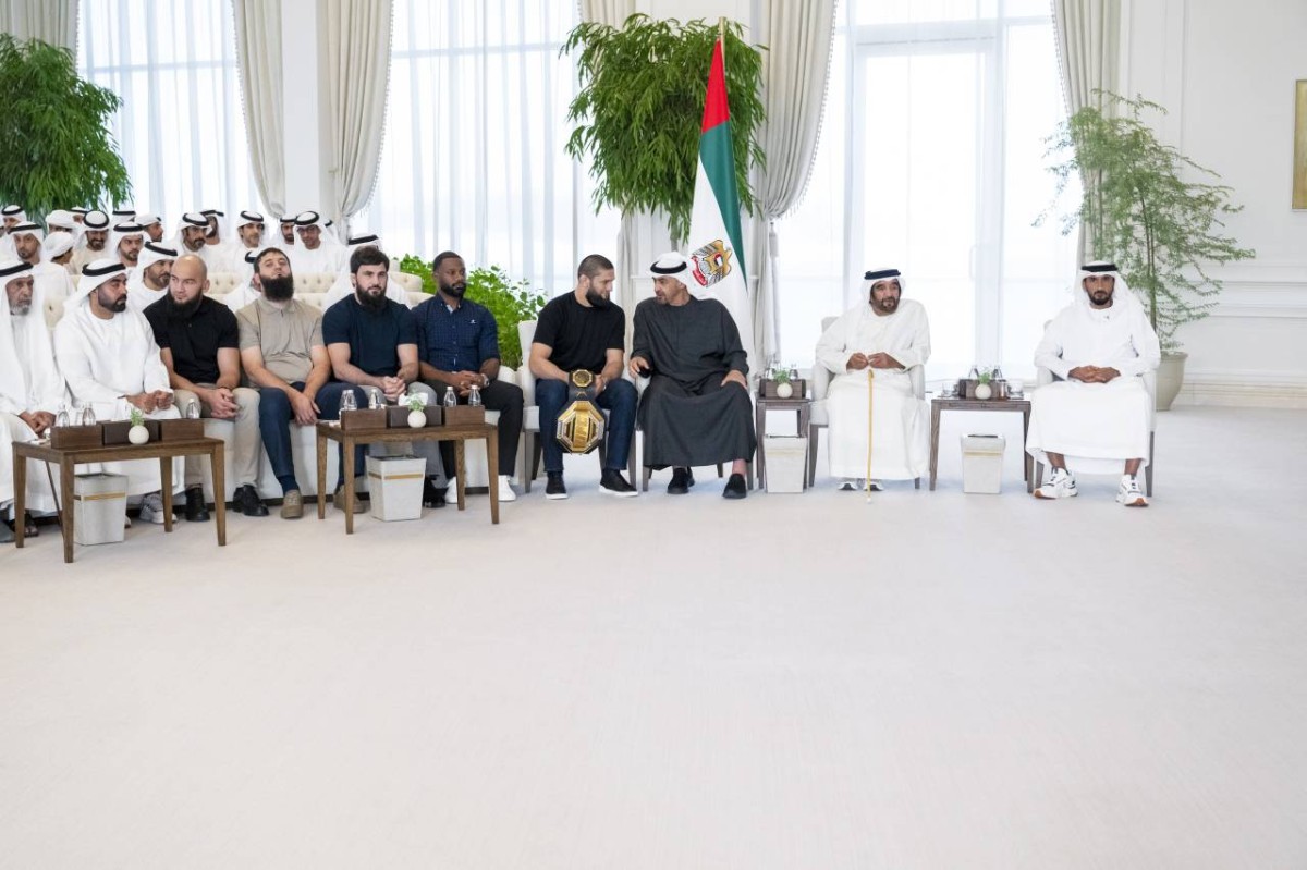 محمد بن زايد خلال الاستقبال بحضور سيف بن محمد ونهيان بن زايد وحمزة شيماييف