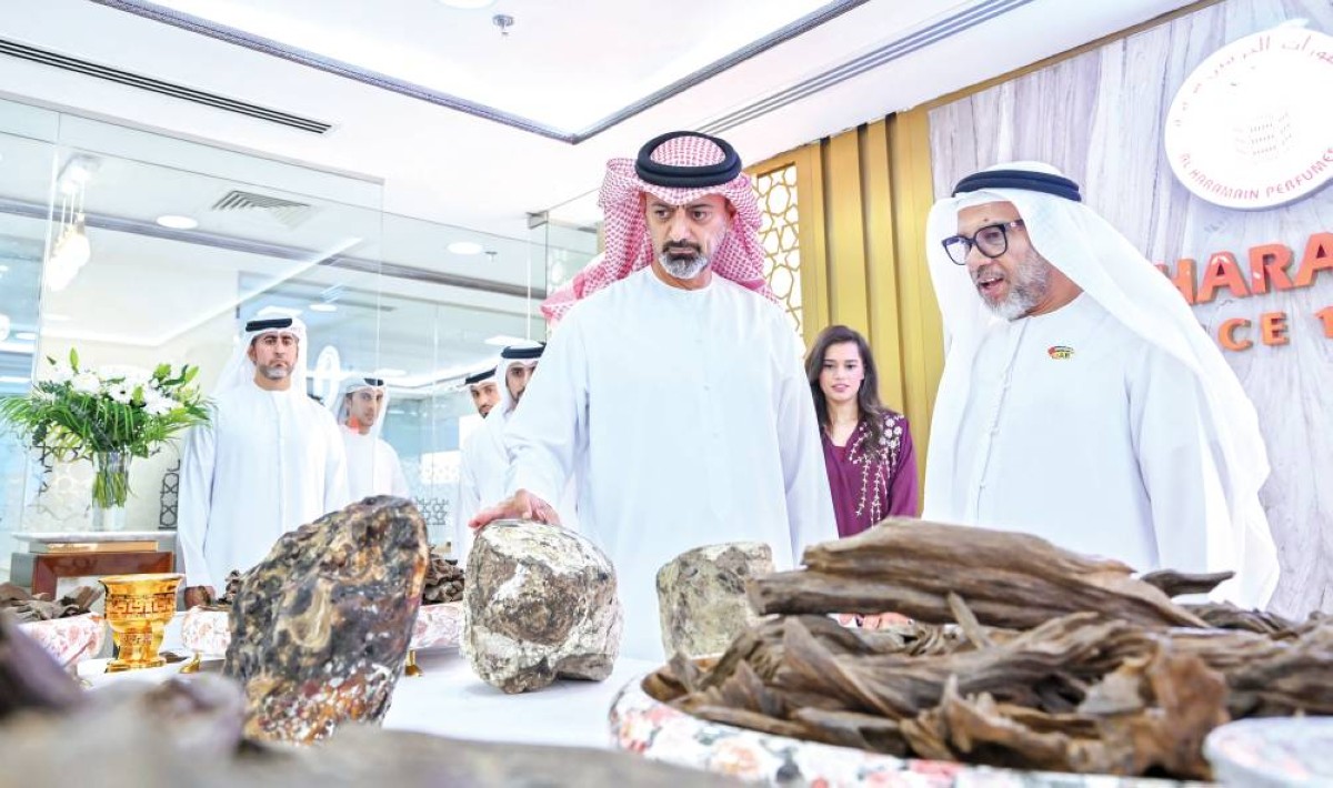 عمار النعيمي خلال زيارته مجموعة الحرمين 