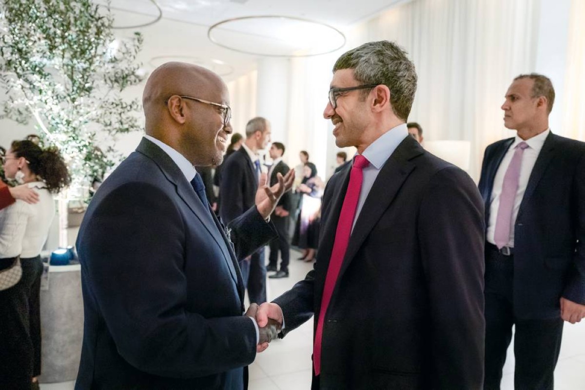 عبدالله بن زايد مصافحاً الوفود خلال حفل الاستقبال 