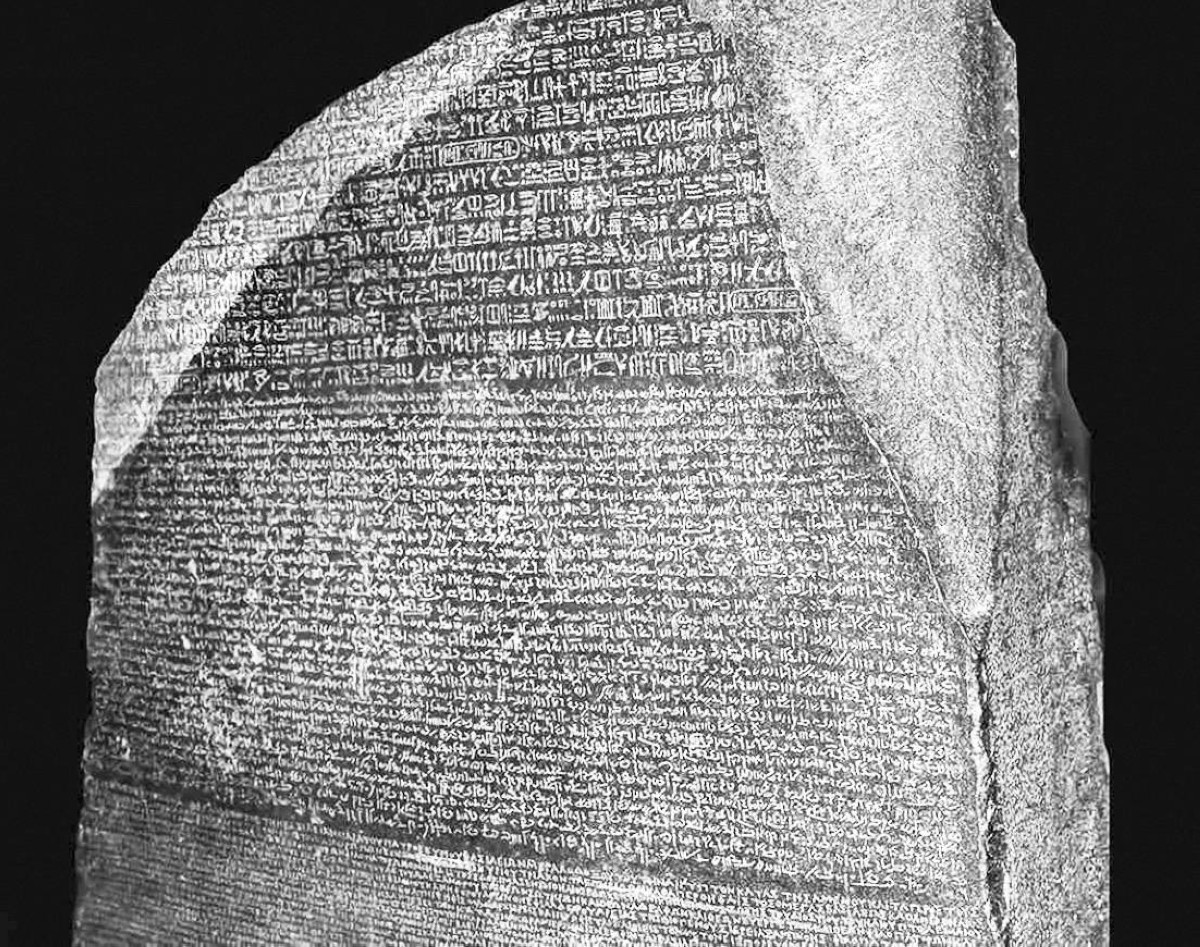 1822 - العالم جان فرانسوا شامبليون يفك رموز اللغة الهيروغليفية المصرية القديمة.