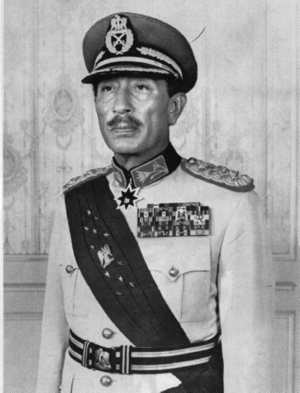 1970 محمد أنور السادات يصبح رئيساً لمصر بعد وفاة جمال عبدالناصر
