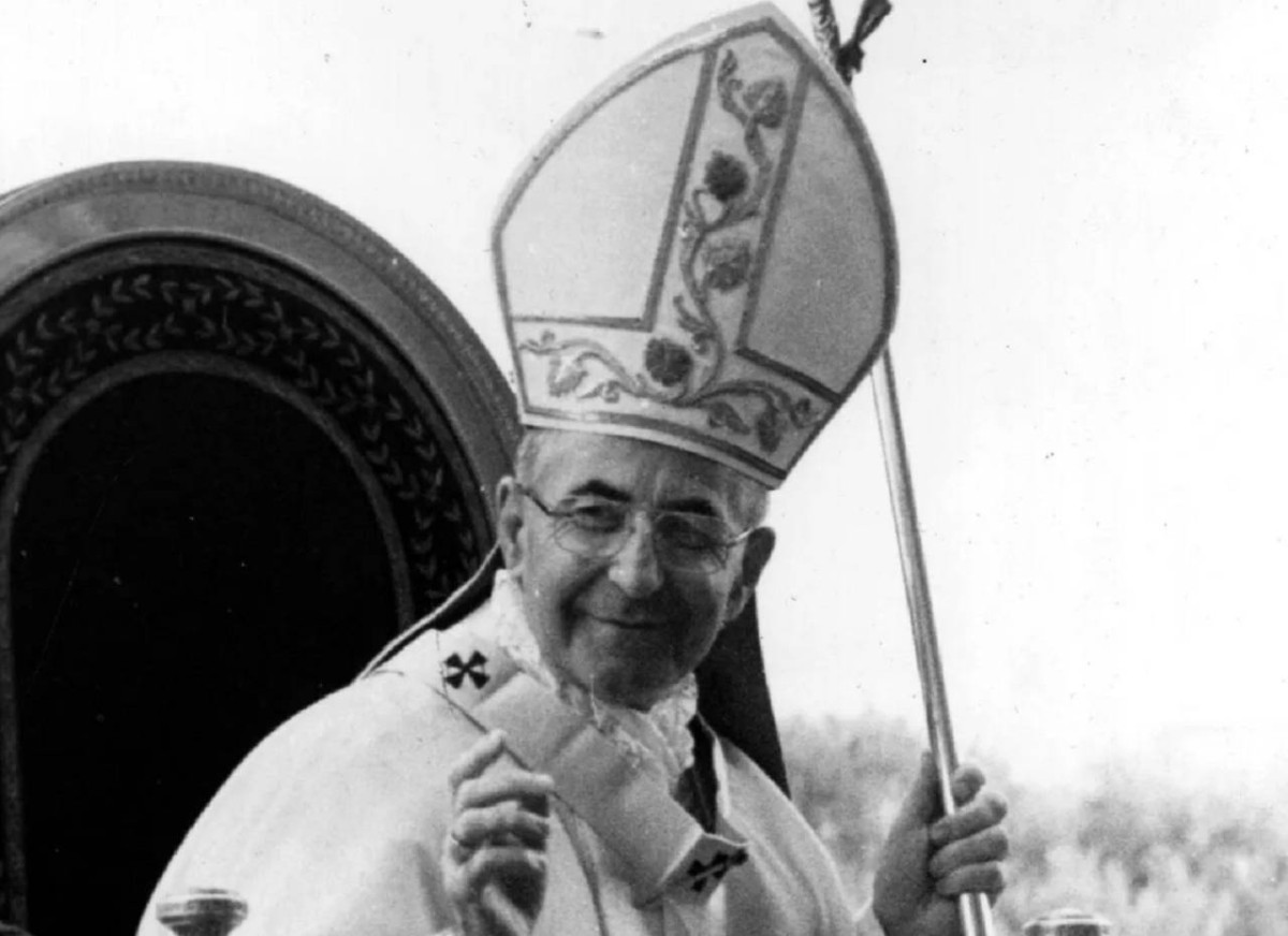 1978 وفاة البابا يوحنا بولس الأول، بابا الكنيسة الكاثوليكية، بنوبة قلبية
