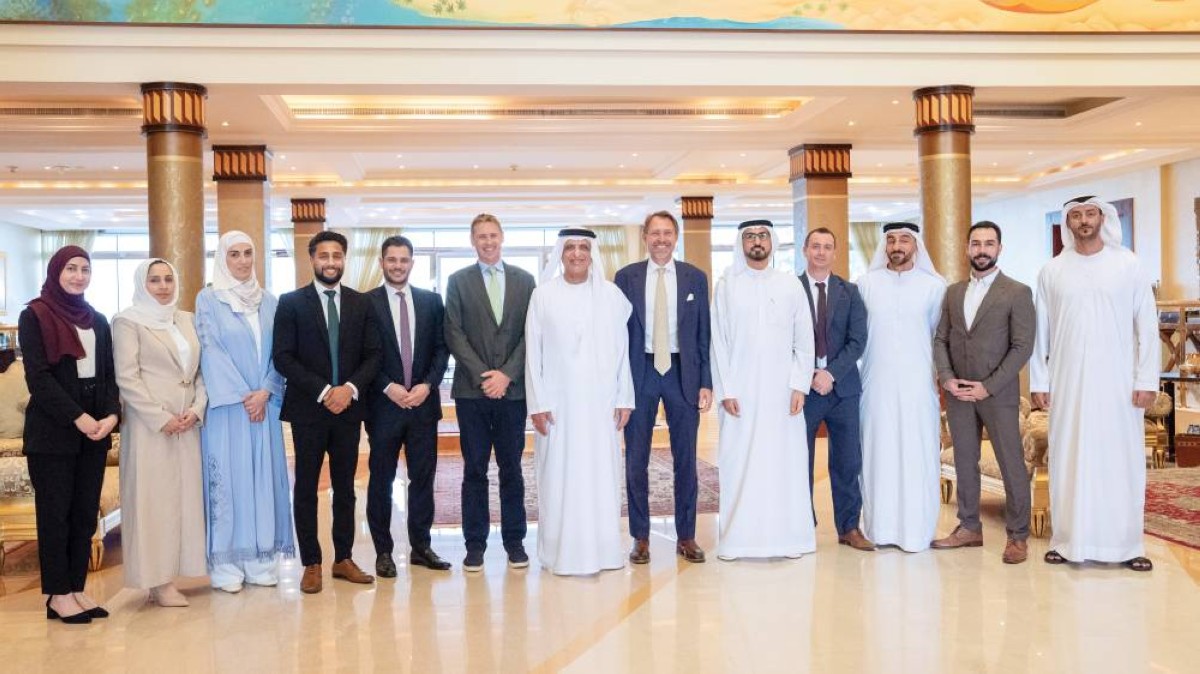 سعود بن صقر خلال استقباله جوبن بيفيرت ودنكان ووكر بحضور إسماعيل البلوشي