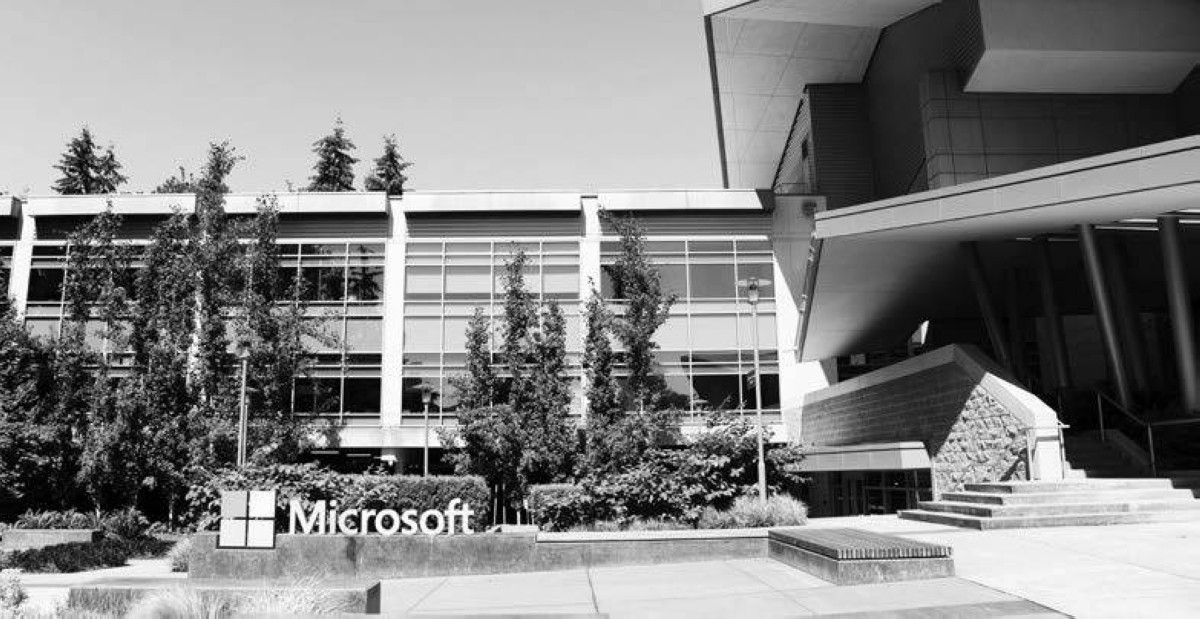 2014 شركة مايكروسوفت تكشف عن نظامها ويندوز 10 الجديد.
