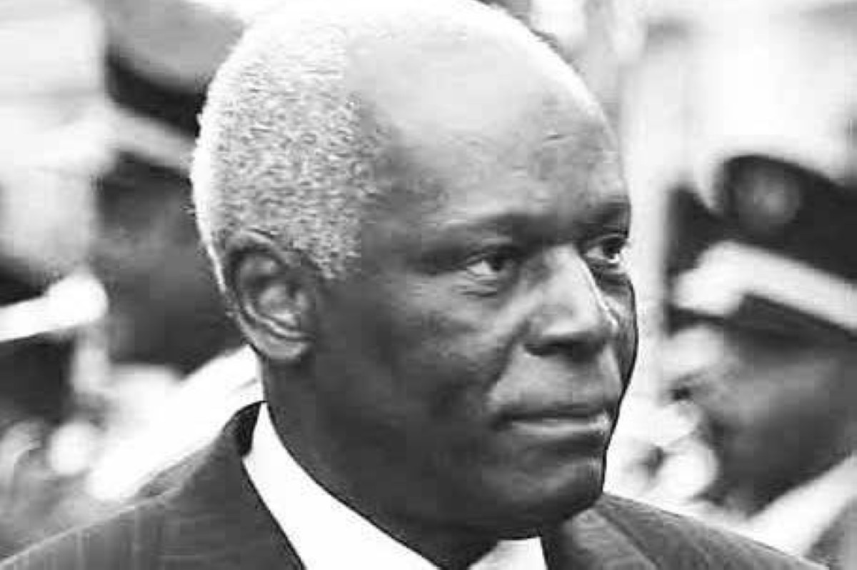 1992 جوزيه إدواردو دوس سانتوس يتولى رئاسة أنغولا.
