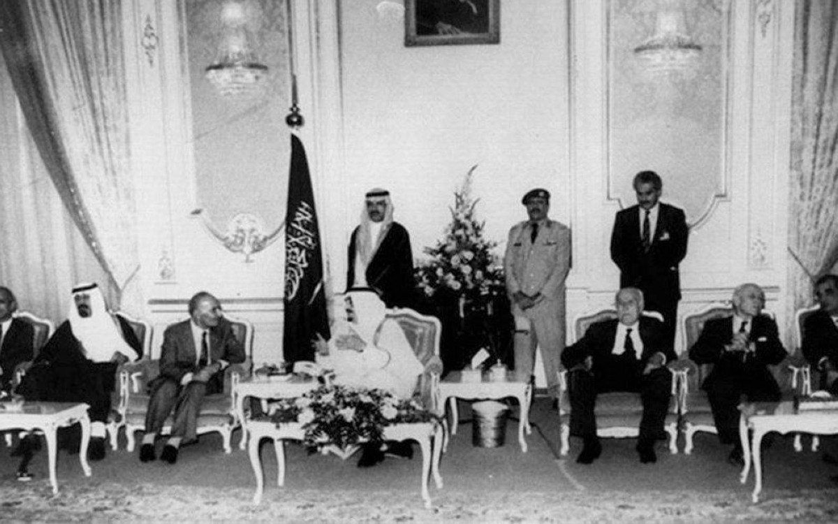 1989 التوصل إلى اتفاق الطائف في السعودية لإنهاء الحرب الأهلية في لبنان.
