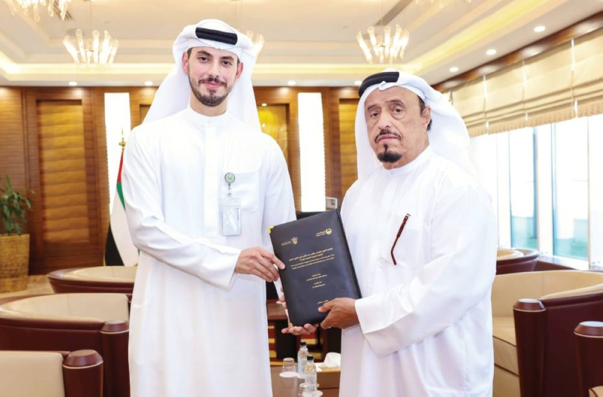 ضاحي خلفان متسلماً نسخة الرسالة من عبدالله الحمادي