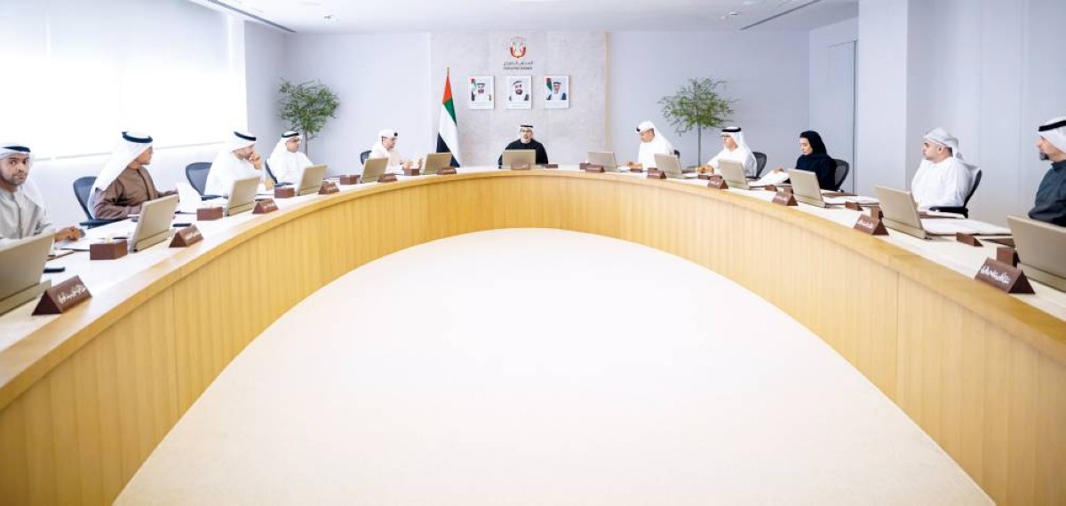 خالد بن محمد مترئساً الاجتماع بحضور خلدون المبارك وأحمد المزروعي ومغير الخييلي وجاسم الزعابي ومحمد المبارك وسارة مسلم ومحمد الشرفاء وأحمد الزعابي ومنصور المنصوري وأحمد الكتاب 
