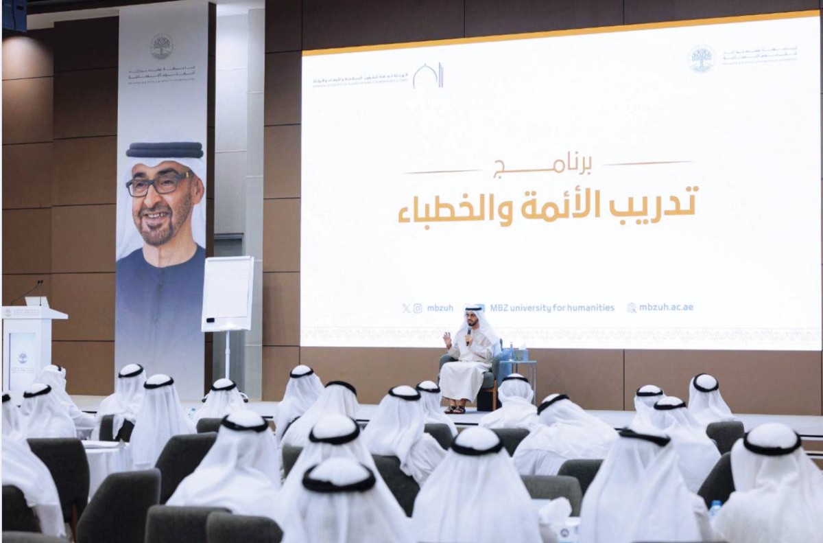 عمر الدرعي خلال زيارة جامعة محمد بن زايد للعلوم الإنسانية