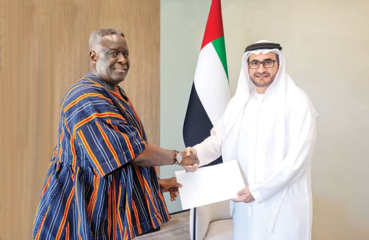 عمر الشامسي متسلماً نسخة من أوراق اعتماد حامد توندي 
