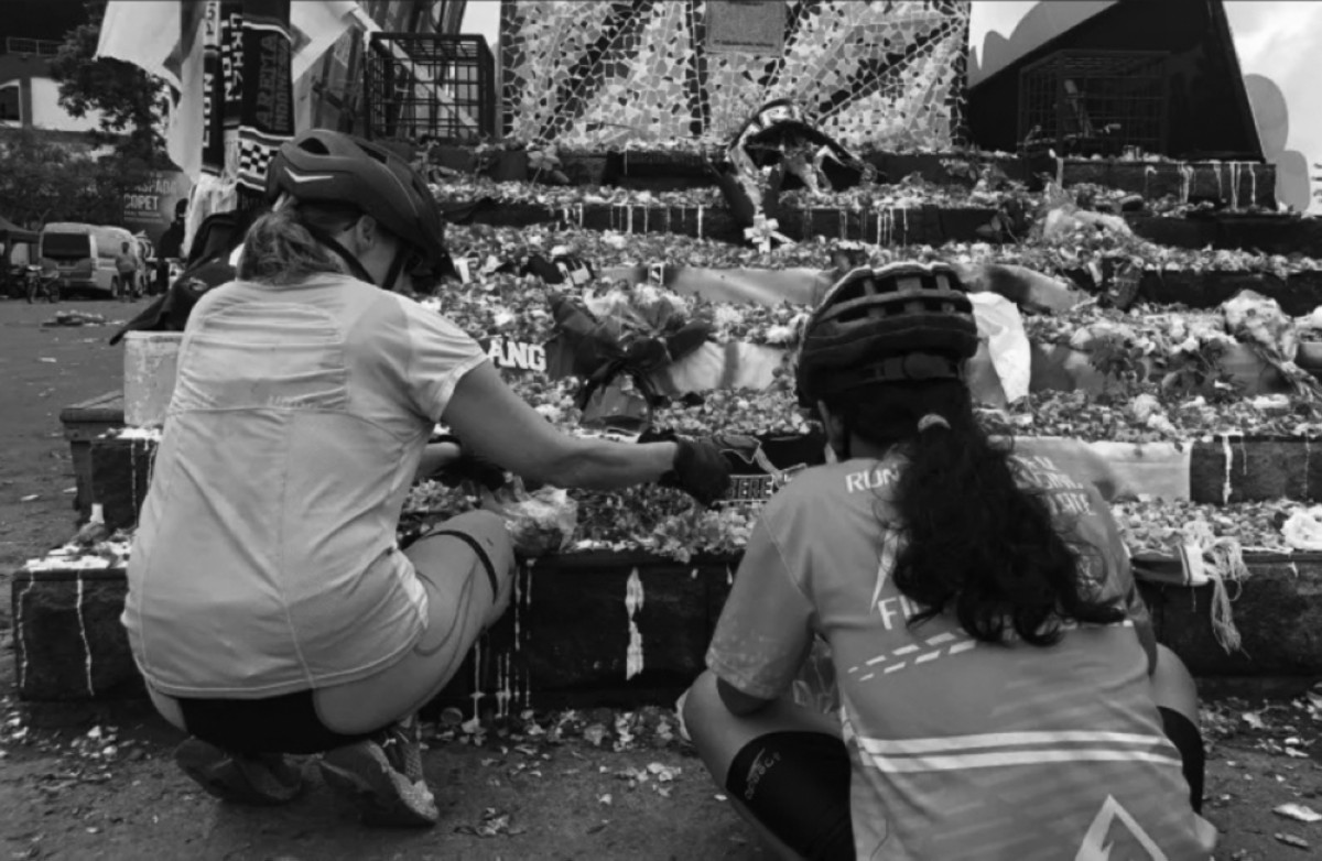 2022 مقتل 125 شخصاً إثر تدافع بملعب كانجوروهان في إندونيسيا.
