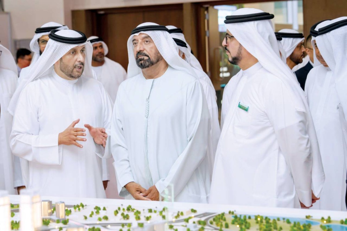 أحمد بن سعيد يستمع بحضور سعيد الطاير إلى شرح من أحمد بن شعفار