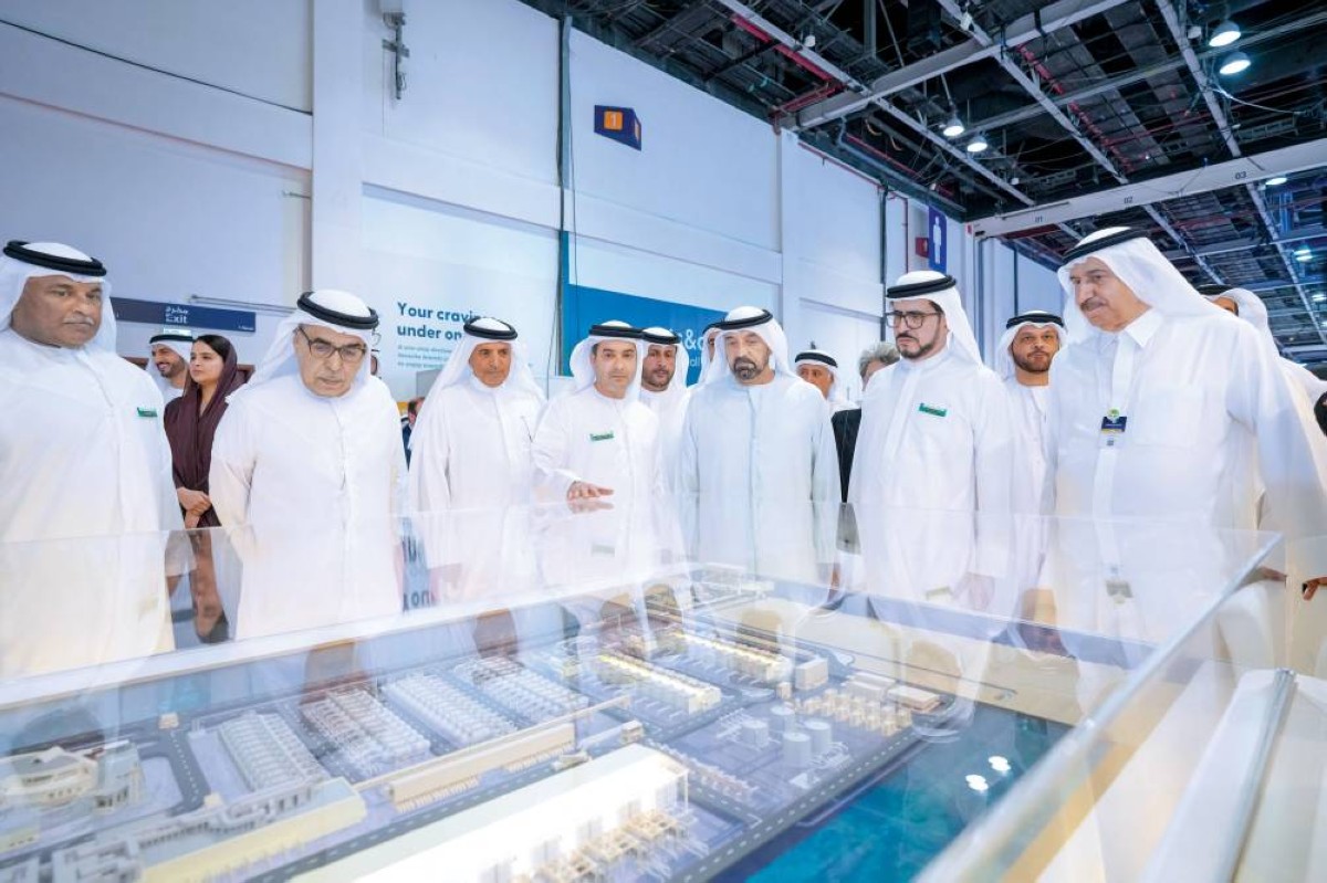 أحمد بن سعيد يطلع بحضور سعيد الطاير وماجد الشامسي على أحد المشاريع المعروضة