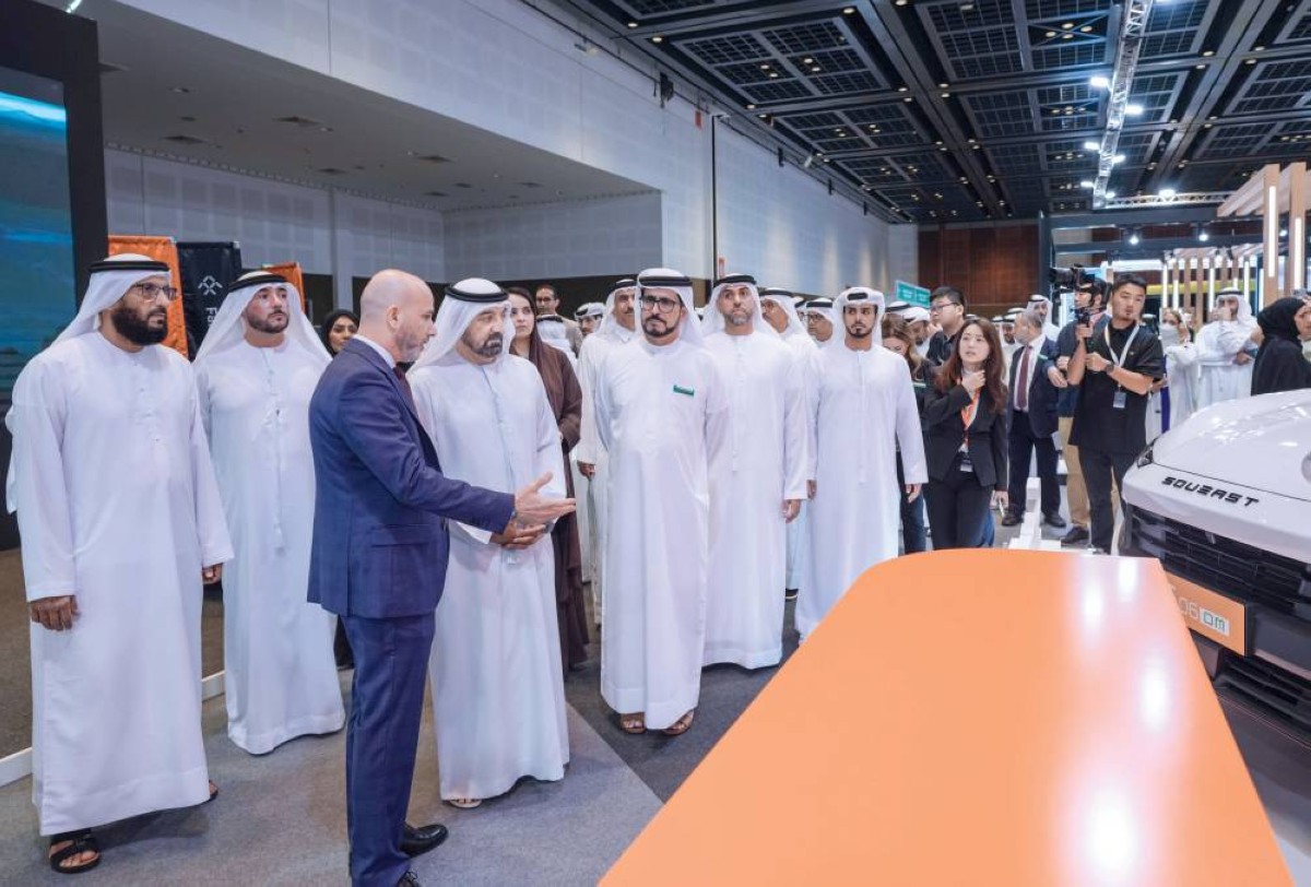 سموه يستمع بحضور سعيد الطاير إلى شرح من مسؤول أحد الأجنحة المشاركة في المعرض