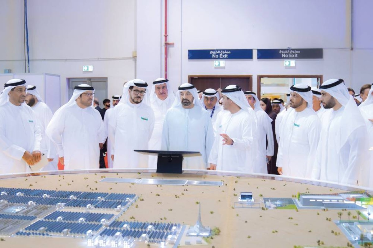 أحمد بن سعيد خلال جولته في المعرض بحضور سعيد الطاير وماجد الشامسي 