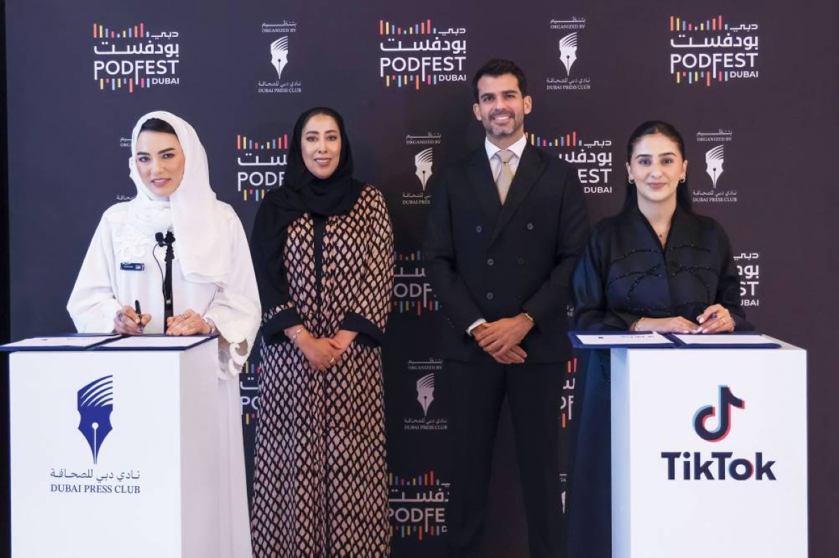 منى المري وأمير جيلين ومريم الملا خلال التوقيع
