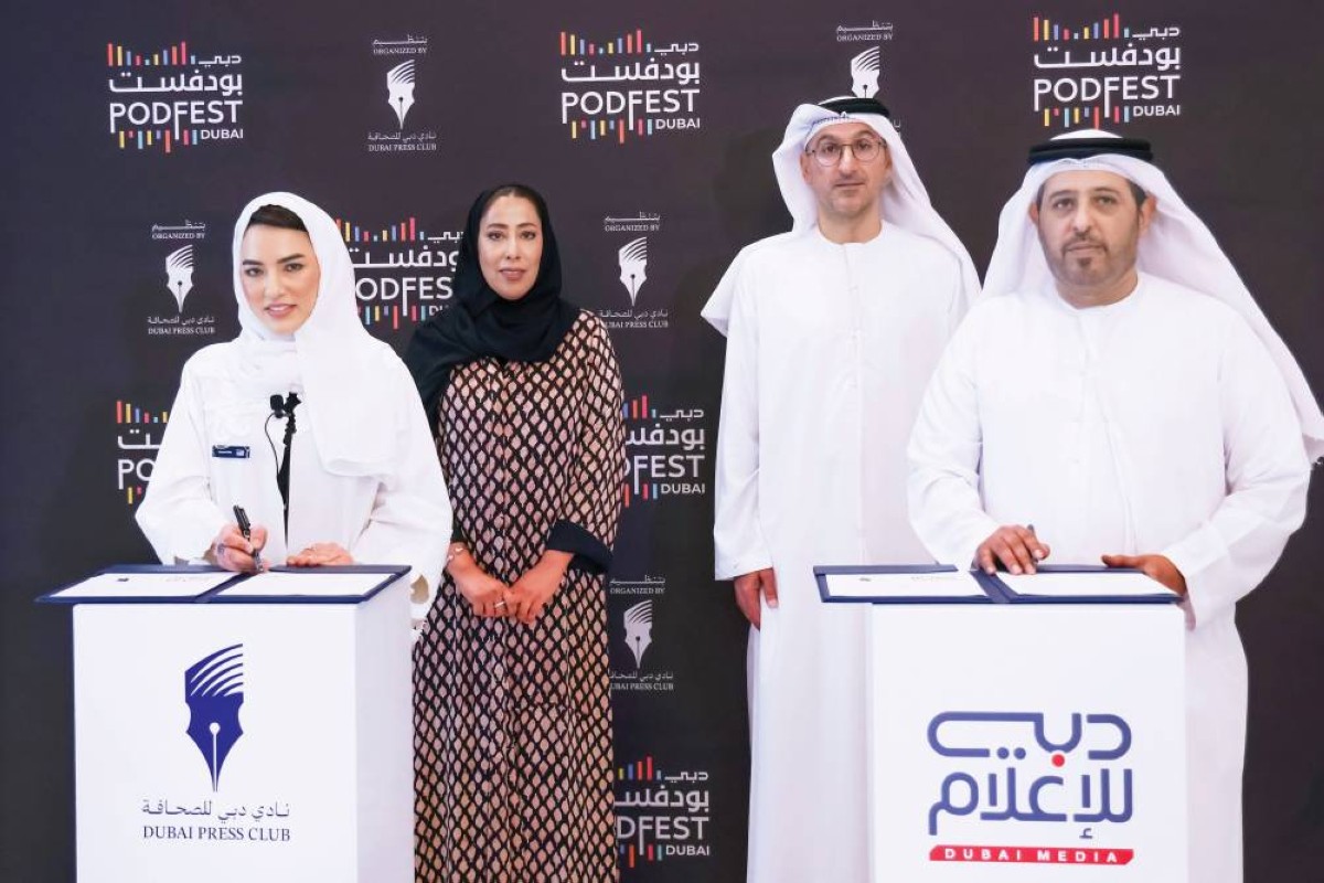 منى المرّي ومحمد الملا يشهدان توقيع سالم باليوحة ومريم الملا الاتفاقية
