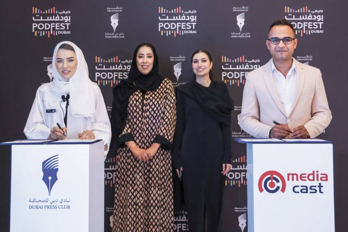 منى المري وآلاء نوار ومريم الملا خلال توقيع الاتفاقية
