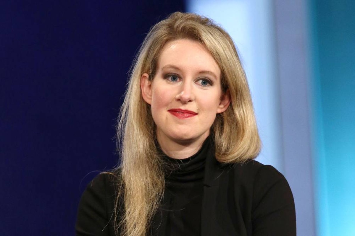  إليزابيث هولمز