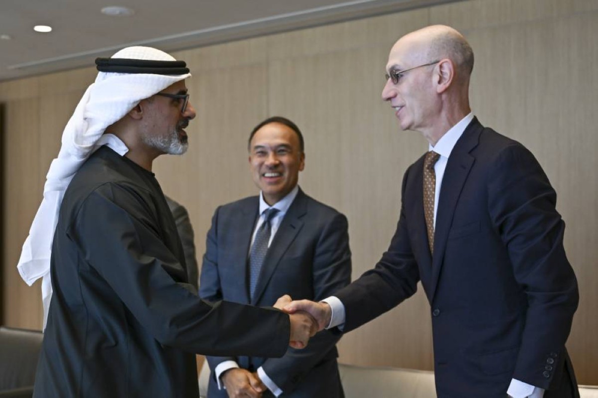 خالد بن محمد بن زايد يلتقي مفوض الرابطة الوطنية لكرة السلة الأمريكية آدم سيلفر