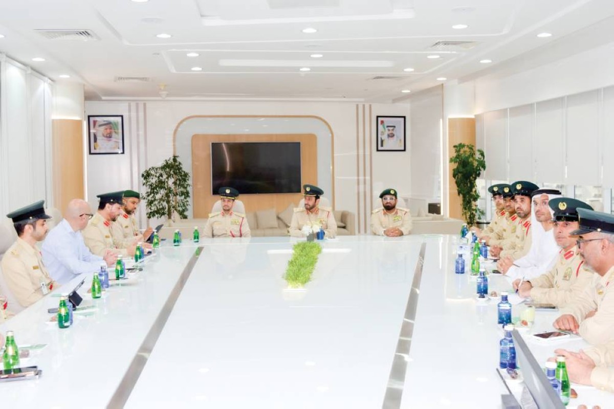 أحمد المهيري وقيادات شرطية خلال الاجتماع 
